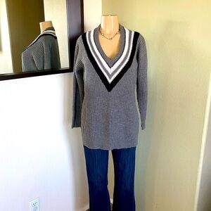 048-Forever 21 V-Neck Sweater